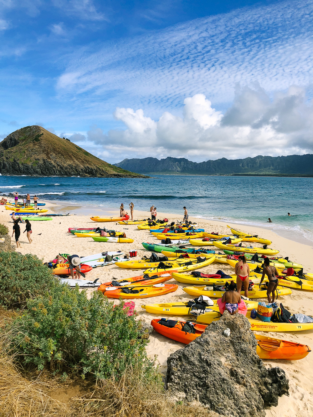 The Ultimate Oahu Travel Guide for the Adventurer - Kayaking at the Mokes | Sunshine Style